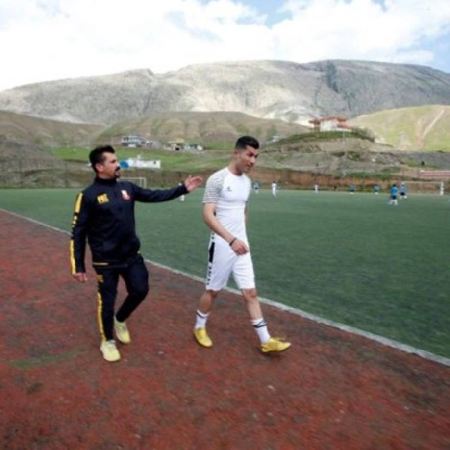 ¿Será que su enorme parecido con Cristiano Ronaldo le dará la oportunidad de conocer al astro del fútbol mundial?.