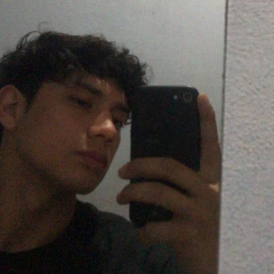 Los vecinos indicaron que Edward mantenía una relación distante con su madrastra y su hermanastro, mostrando mayor afecto hacia su hermana.