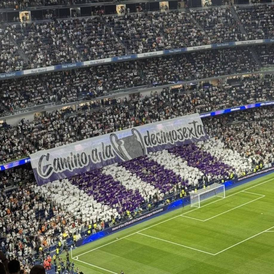 ”Camino a la décimosexta”: la pancarta de los aficionados del Real Madrid en el estadio Santiago Bernabéu.