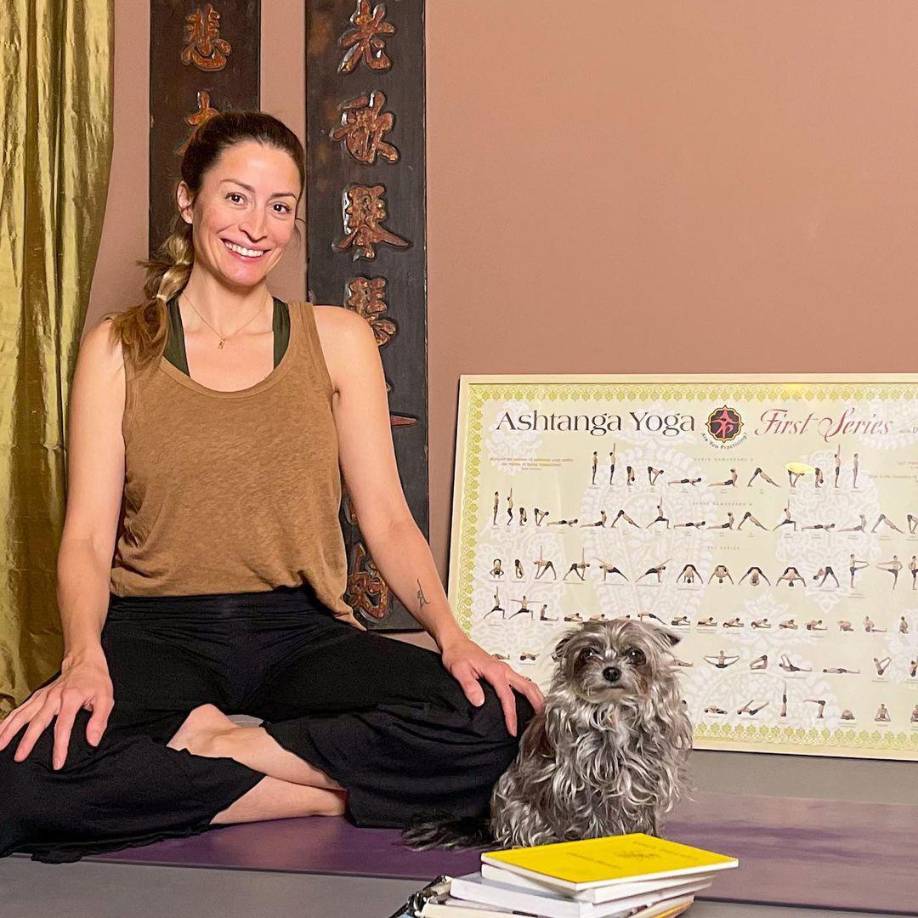 Actualmente vive en Noruega y comparte fotos y videos de sus clases de Yoga y viajes, tanto con su familias como con sus amistades.