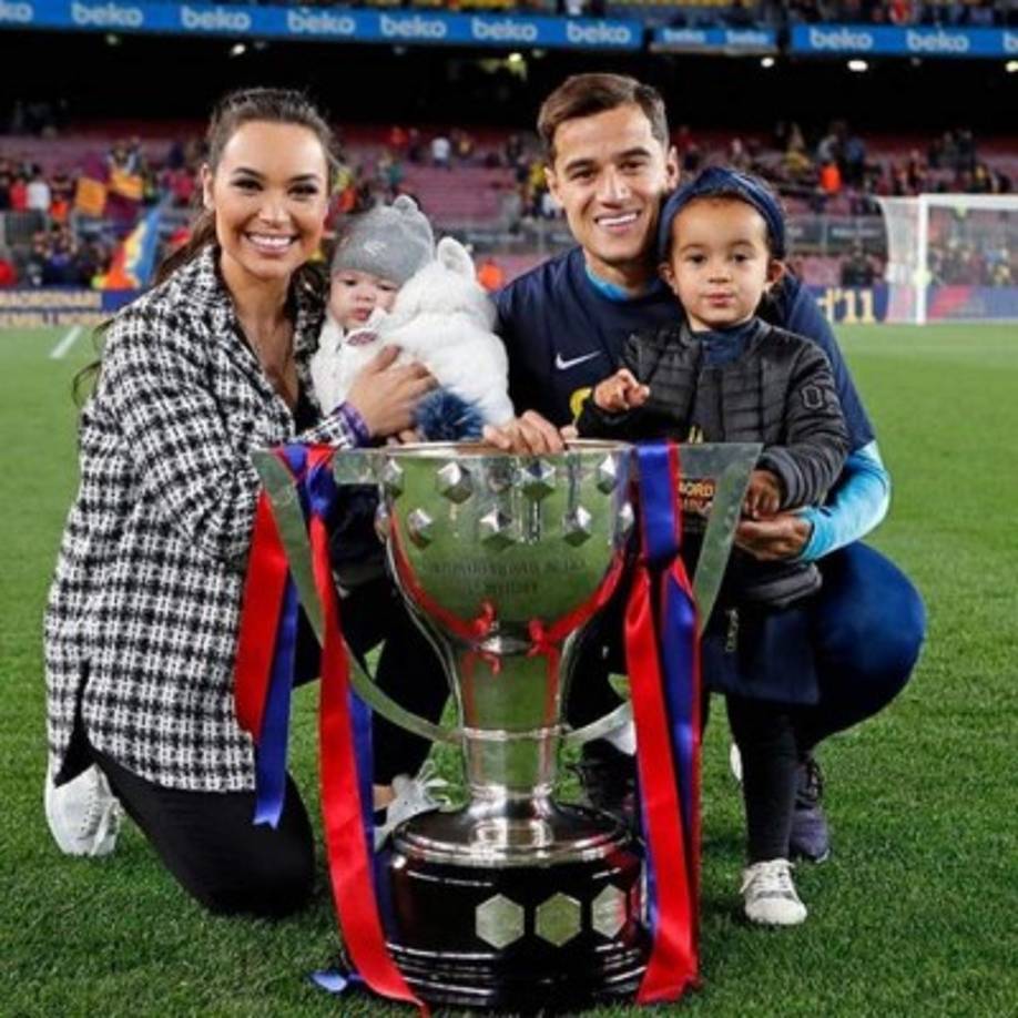 El brasileño Coutinho junto a su amada esposa y sus hijos.
