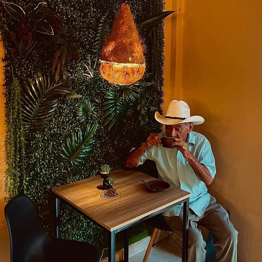 Ese día, los jóvenes acordaron asociarse para echar a andar el proyecto, y como un acto de fe decidieron comprar seis tazas y 12 vasos para su futuro local.