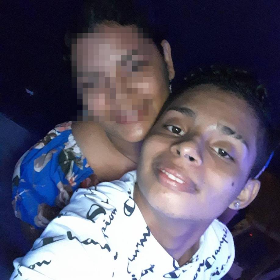 “Mi hijo era un niño tranquilo y no le hacía daño a nadie. El era bueno con todo el mundo y siempre ayudaba con amor cuando podía. No es justo lo que me le hicieron”, lamentó entre lágrimas al tiempo de decir desconocer el motivo por el cual lo mataron.