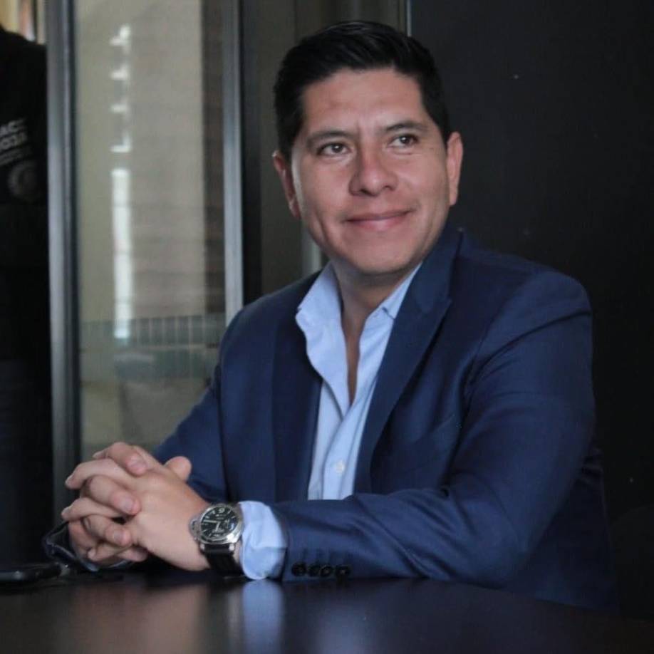 Horas después del incidente, se confirmó la identidad de la persona que perdió la vida dentro de la oficina, generando una importante movilización de la Policía en el municipio del Estado de México. 