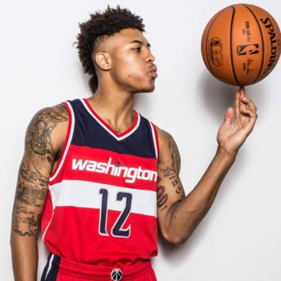 Kelly Oubre - El jugador de de los Wizards ha reconocido abiertamente que es su infancia pasó numerosas dificultades económicas, incluso llegando a reconocer que ha tenido que dormir en el carro familiar durante algún tiempo. Tras su primer gran sueldo en la NBA se compró una casa.