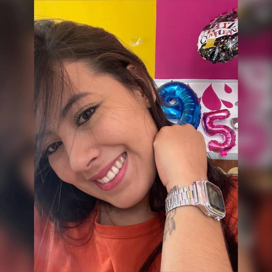 La víctima fue identificada como Angélica María Herrera, de 24 años de edad, quien recientemente se había graduado de Trabajo Social de la Universidad del Quindío y acababa de iniciar su emprendimiento “Celebrando ando”, una microempresa de decoración para fiestas.
