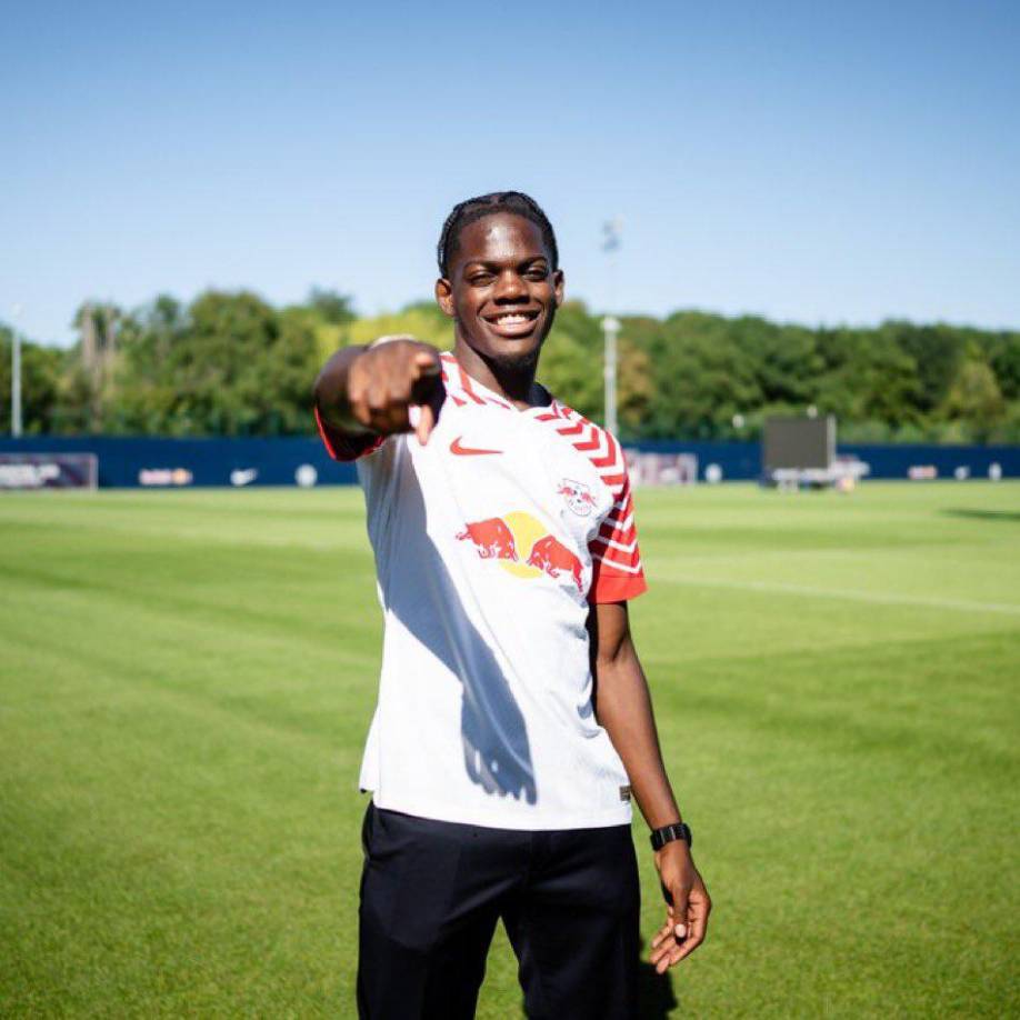 El Leipzig anunció el fichaje del futbolista francés de 20 años, Lukeba, con un contrato hasta el 2028.