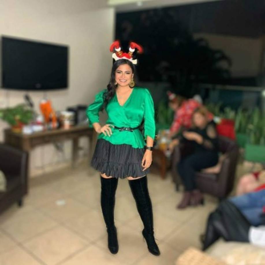 La presentadora de Canal 11 Samantha Velásquez lució radiante para asistir a una cena navideña.