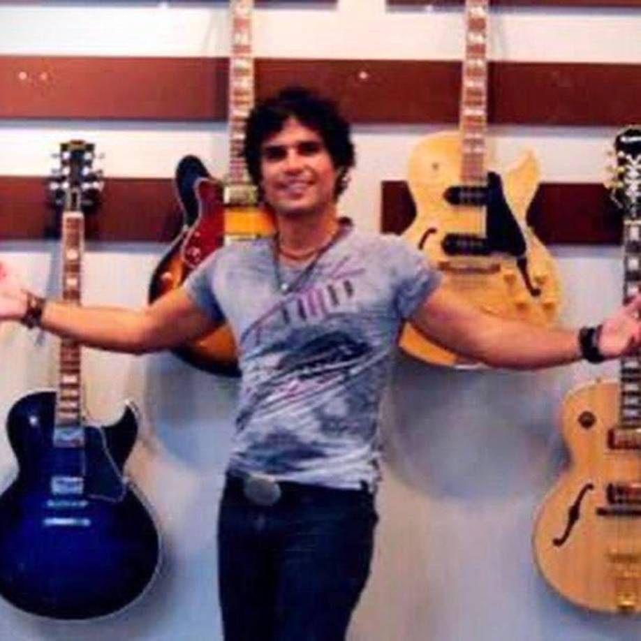 La emisora RPP informó que fuentes policiales le confirmaron que Suárez-Vértiz sufrió un infarto a las 6:55 hora local (11:55 GMT) en su domicilio de Miraflores.