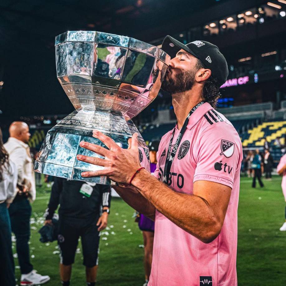Se trata del futbolista ecuatoriano Leonardo Campana, quien supera en patrimonio al astro argentino.