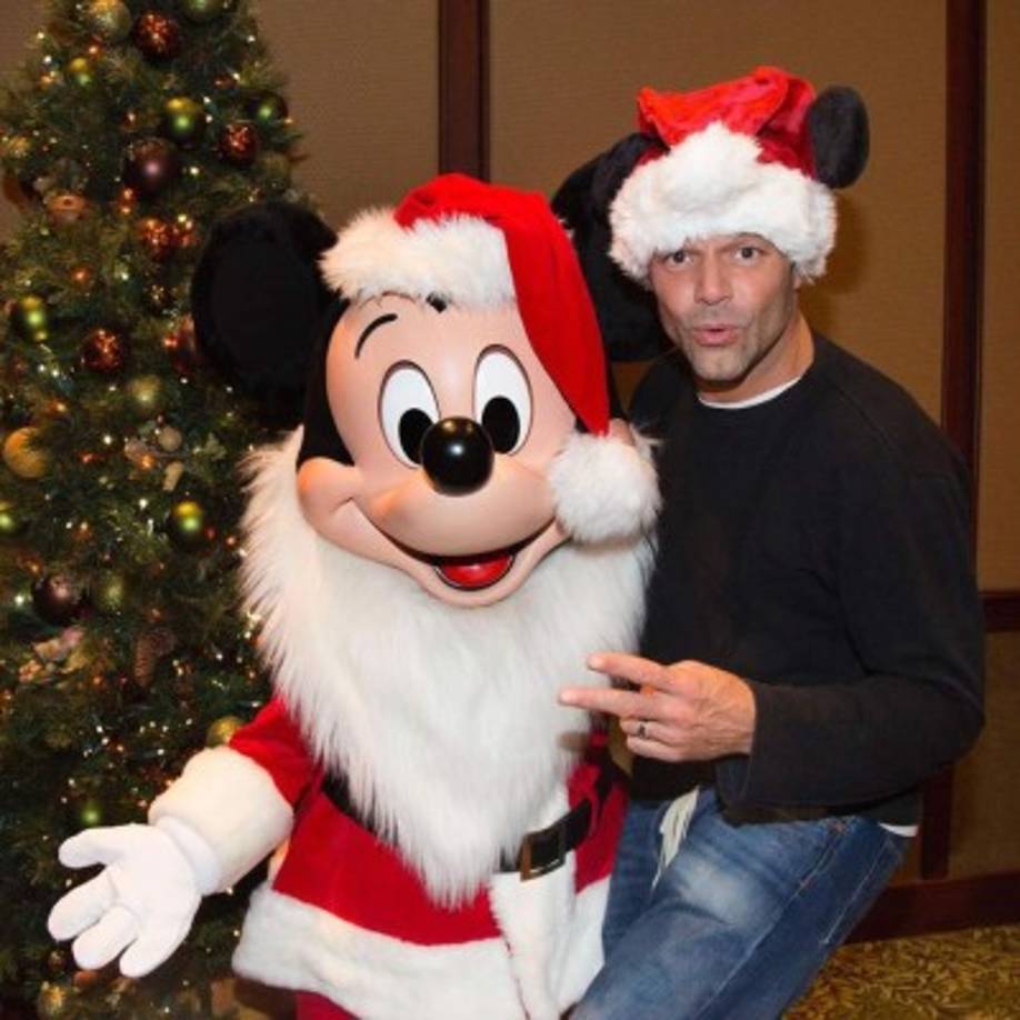 El artista y su familia disfrutaron de las atracciones del popular parque y conocieron a Santa Mickey.