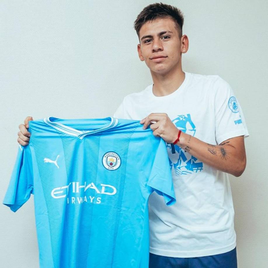 El Manchester City confirmó este jueves la compra del centrocampista argentino Claudio Echeverri por 12.5 millones de libras (14 millones de euros), procedente de River Plate. El argentino de 18 años ha firmado un contrato con los ‘Sky Blues’ hasta junio de 2028, pero permanecerá en River Plate hasta enero del año que viene.