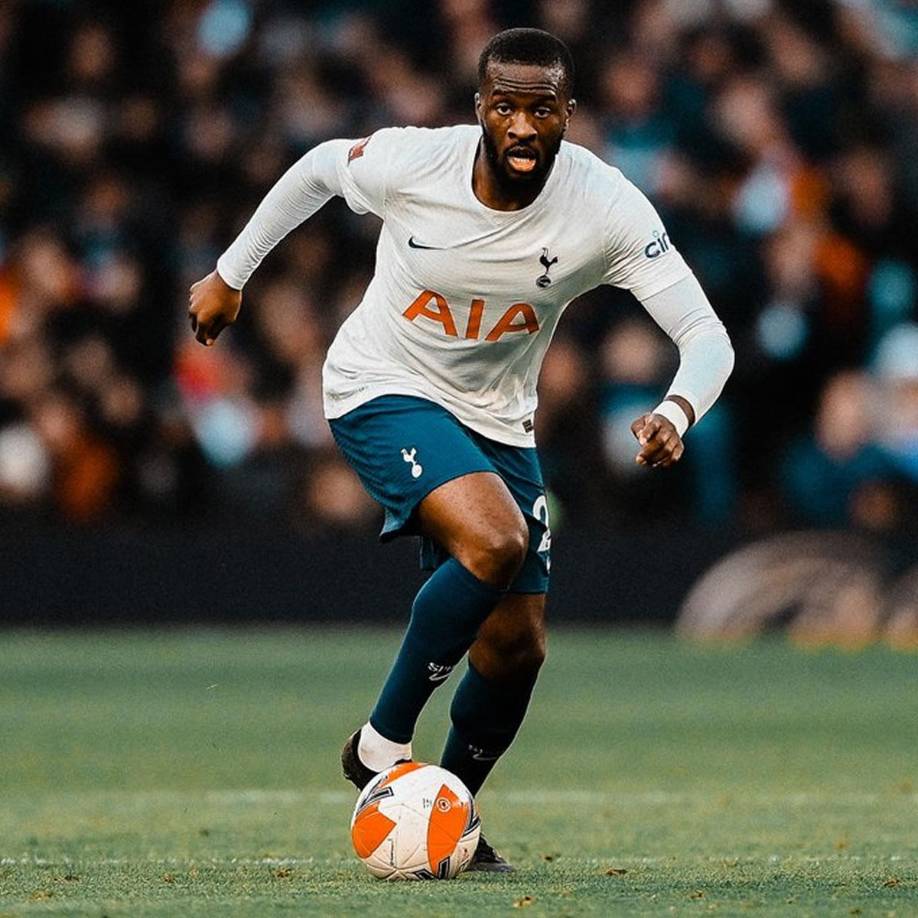 El Tottenham ha oficializado la rescisión de contrato de Tanguy Ndombele una vez concluída su cesión al Galatasaray. El centrocampista francés llegó al club por 62 millones y sale años después por la puerta de atrás. Sin duda uno de los peores fichajes de los últimos años.