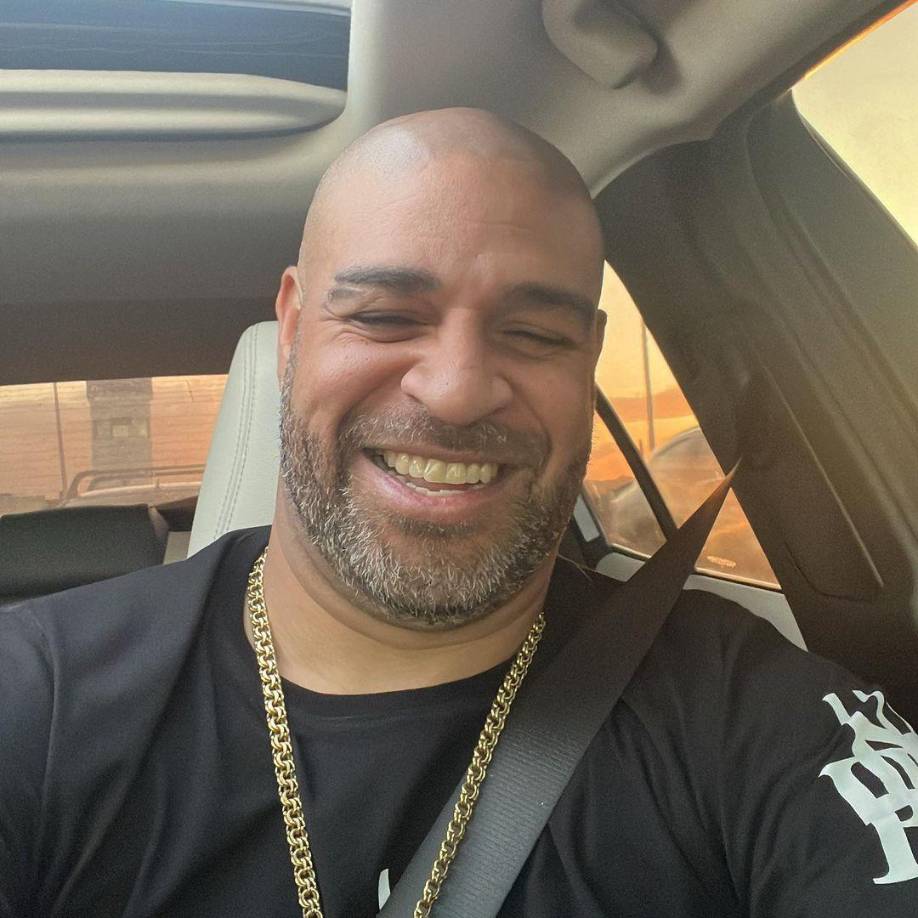 Adriano Leite Ribeiro viajó hasta Vila Cruzeiro para ver el partido de Brasil en el Mundial contra Suiza junto a sus amigos, regresando a casa dos días después y provocando el enfado de su todavía esposa.