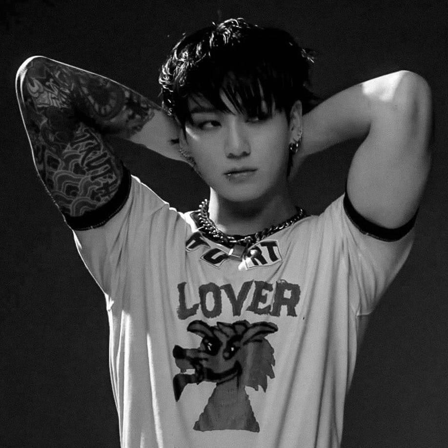 El popular integrante del grupo surcoreano BTS respondió una serie de preguntas hechas por sus seguidoras en dos “listening party” realizados recientemente. Se trata de una interacción radial que los artistas surcoreanos tienen con sus fanáticos cuando están en promoción de sus discos. Las fans se conectaron y tuvieron la oportunidad de interactuar con el cantante que se encuentra en plena promoción de su nueva canción como solista, “3D”.