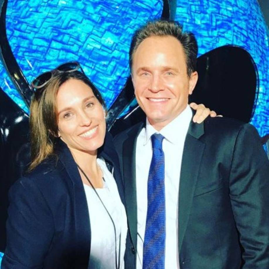 Amy Jo Johnson y David Yost.
