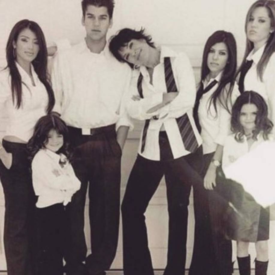 Kylie Jenner conmemoró el día con una foto antigua junto a su prole.<br/><br/>'¡Felices gracias, muchachos! Estoy muy agradecida por todos ustedes. Gracias por todo su amor y apoyo siempre ... qué regalo es la vida. Disfruten cada momento precioso ... Estoy muy agradecida y aprecio estas 6 maravillosas bendiciones y todos mis hermosos nietos ... Doy gracias a Dios todos los días. Te amo 🙏❤️😘😍🦃 ', escribió la matriarca de la familia Kardashian Jenner.<br/>