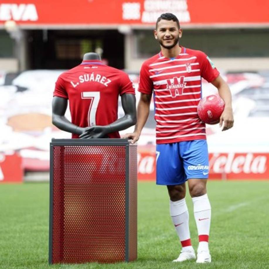 El Granada tiene a su Luis Suárez. El delantero colombiano se ha convertido oficialmente en nuevo jugador del conjunto nazarí, que esta temporada jugará la Europa League tras clasificarse a la fase de grupos. El ariete ha firmado por cinco temporadas. El jugador también interesó a Atlético de Madrid, Valencia, Real Sociedad, Celta, Lazio y Marsella.