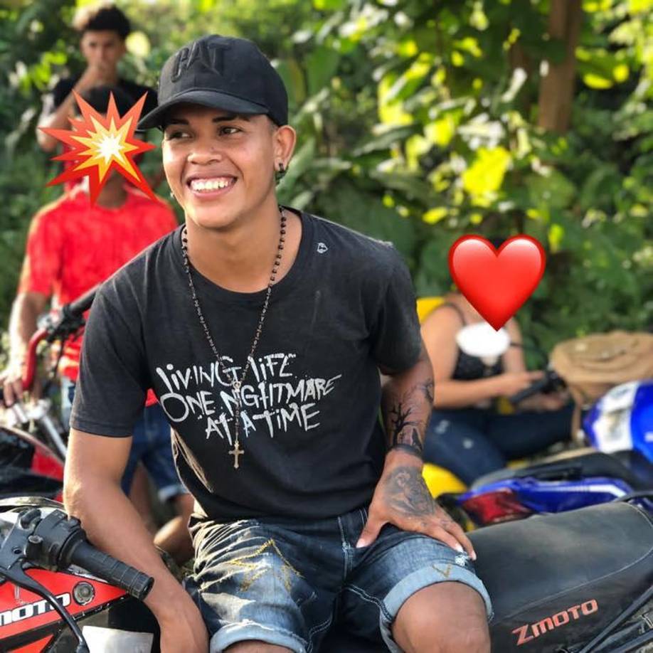 “Lo hice por un rato negro y no sonreistes como siempre lo solías hacer”, le respondió una amiga que en las redes sociales lamentaba su violenta muerte.