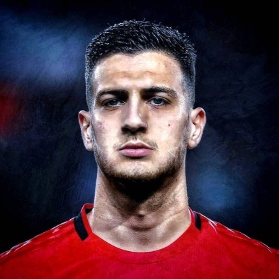 Nuevo fichaje para el AC Milan. El defensa portugués Diogo Dalot está a punto de recalar en el rossoneri en calidad de cedido por una temporada, ya que ha viajado a Italia en la mañana de este sábado, según ha informado Sky Sports. El hasta ahora lateral del Manchester United no ha tenido muchas oportunidades con los red devils llegando a jugar tan solo 35 partidos en dos años.