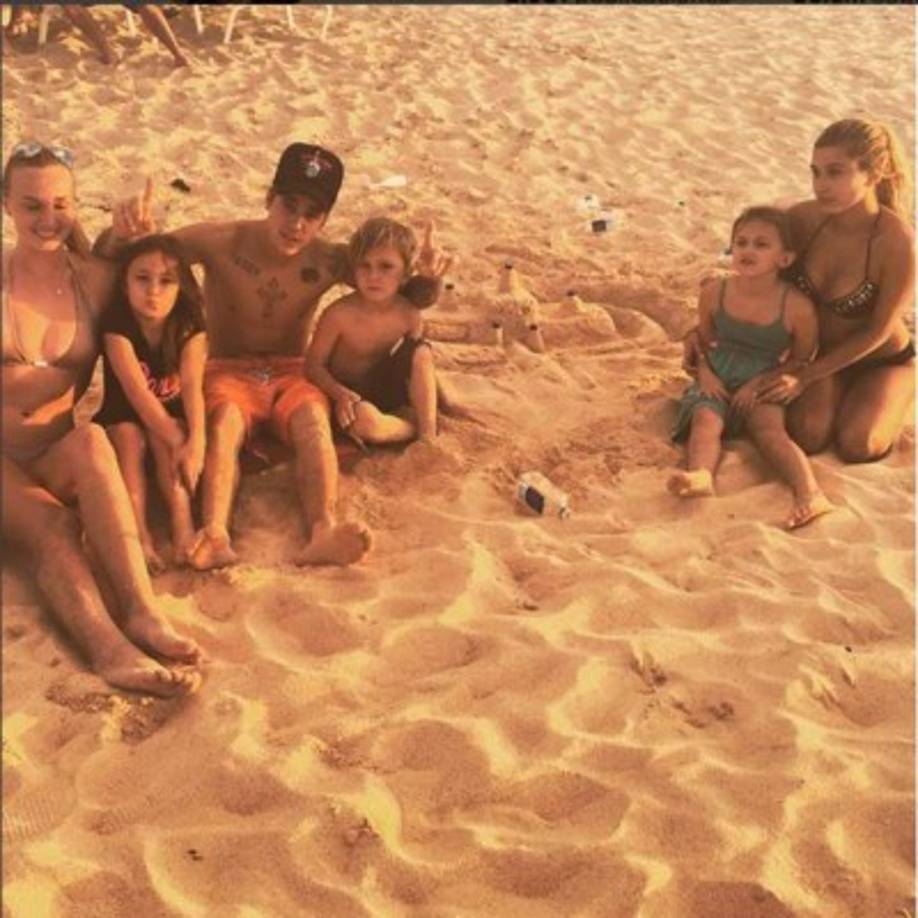 Justin Bieber está terminando el año reunido con su familia y con grandes amigos, entre ellos la modelo Hailey Baldwin.<br/>