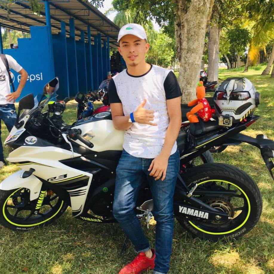 En su perfil en Facebook, Óscar Sagastume publicada muchas fotografías junto a su motocicleta, demostrando la pasión por este tipo de medios de transporte. 