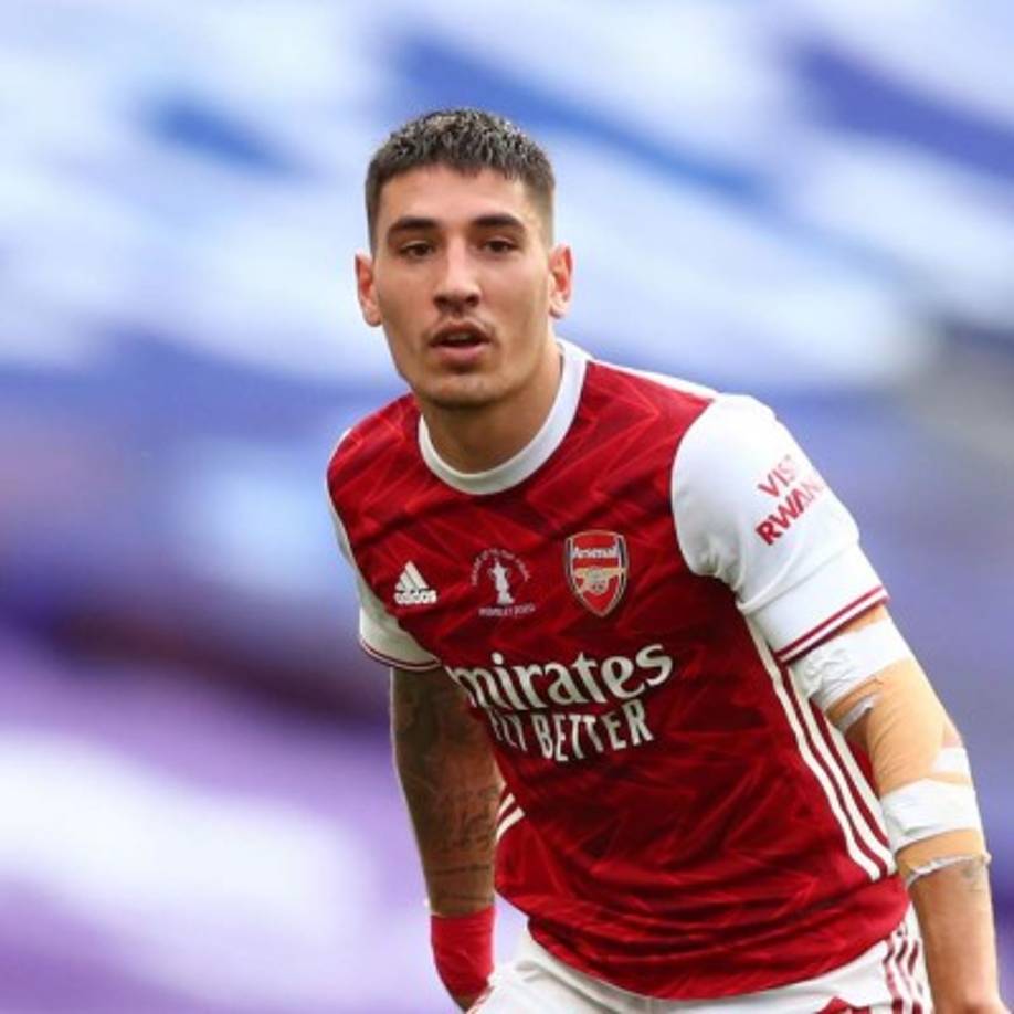 El Paris Saint Germain ha iniciado conversaciones con el Arsenal para conocer la situación del lateral derecho español Héctor Bellerín. El conjunto francés le habría planteado una oferta de 30 millones de libras, 33 millones de euros, aunque el club de Londres no quiere deshacerse del jugador de 25 años, según ha informado el diario britanico Daily Mail. Sin embargo, ven con buenos ojos su venta con el objetivo de generar dinero para reforzar el equipo en otras posiciones.