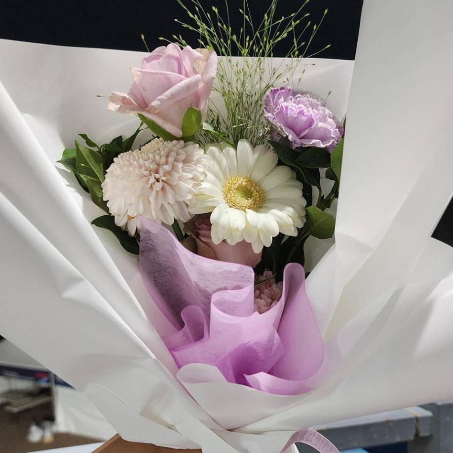 Al finalizar el evento, para sorpresa del público asistente, a la salida fueron despedidos por el staff de HYBE con un arreglo floral para cada uno de ellos, cortesía de Seokjin.