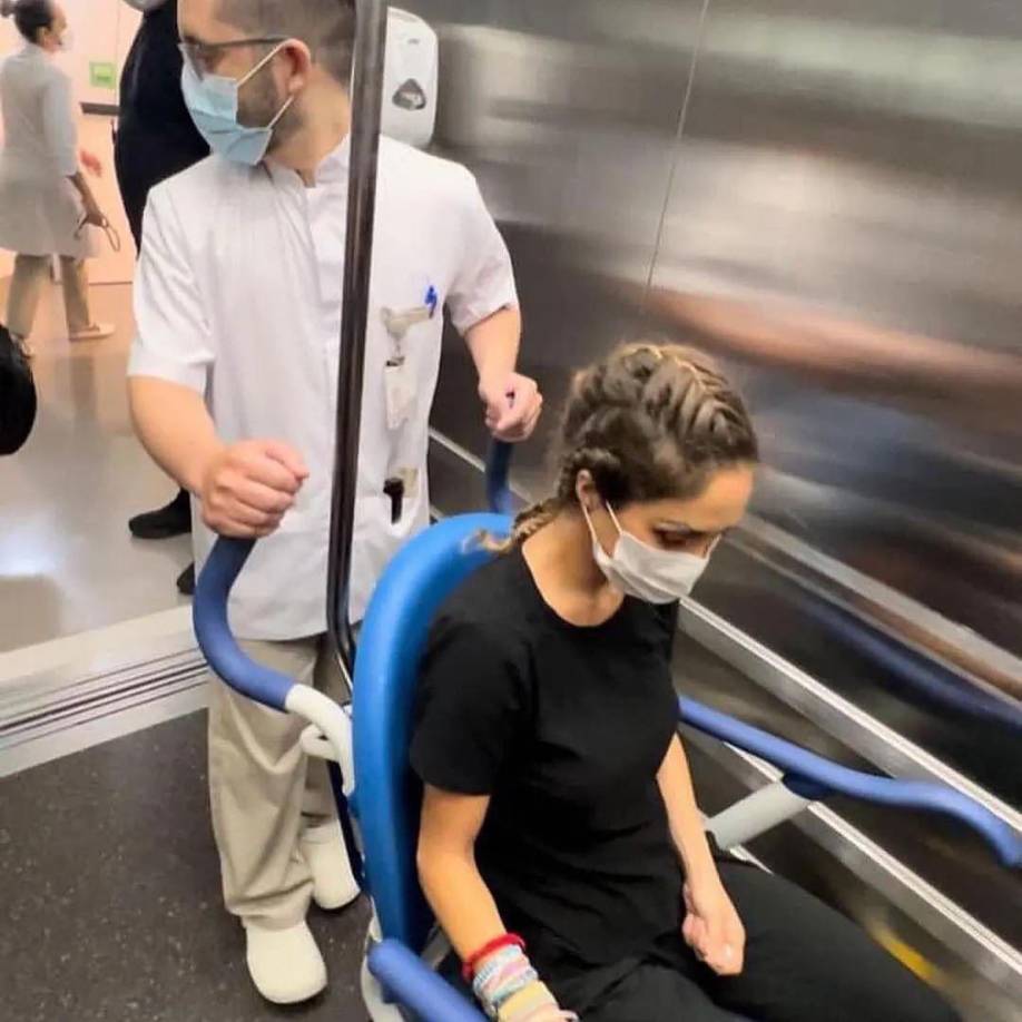 Las imágenes de la cantante siendo trasladada al centro asistencial, provocó que sus miles de seguidores le manifestaran su apoyo por medio de las redes sociales. Ante las muestras de cariño de su público, la artista envió un emotivo mensaje en el que expresó su optimismo por su recuperación.