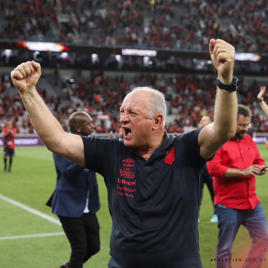 <b>Luiz Felipe Scolari anunció que pone punto final a su extensísima carrera como entrenador. Felipao, de 74 años, se jubila de los banquillos coincidiendo con la última jornada del Brasileirao 2022.</b> Su último encuentro al frente del Ath Paranaense terminó con un importantísimo triunfo por 3-0 ante el Botafogo.