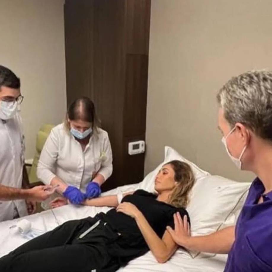 “No hay palabras para agradecer todo el amor, me siento tan afortunada por saber que hay personas buenas que desean que esté bien. Mi corazón, en verdad, muchas gracias”, escribió Anahí, quien ha estado acompañada por su esposo, Manuel Velasco.