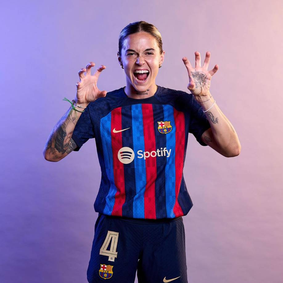 Mapi León - La jugadora del FC Barcelona es una de las referentes del fútbol internacional y estrella del club culé. La española salió del armario en una entrevista concedida al diario El Mundo. Es defensa y tiene 27 años.