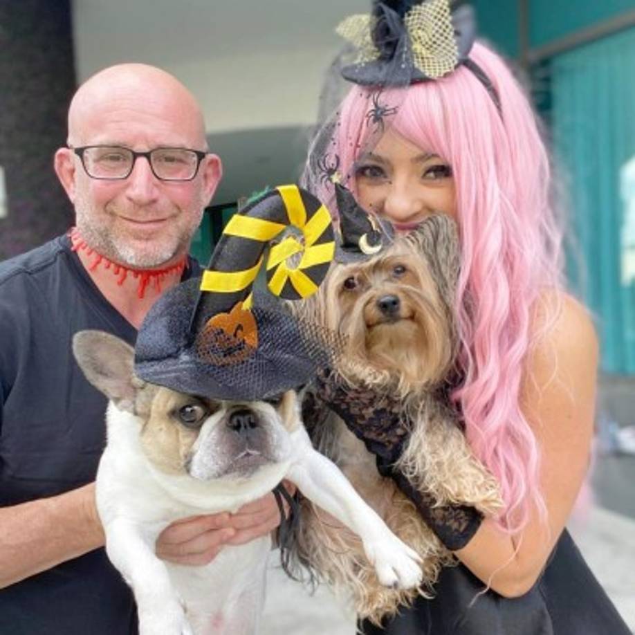 La hondureña y su pareja sentimental compartieron tiernas fotos junto con sus mascotas.