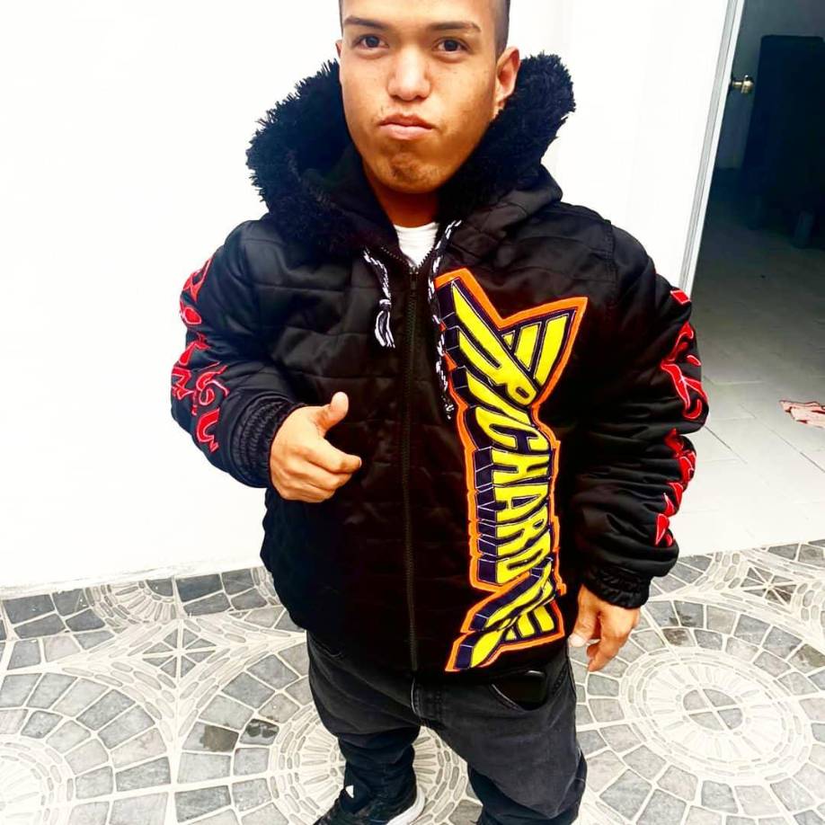 “Medio Metro” se llama José Eduardo Rodríguez, tiene 22 años y es originario de León, Guanajuato, México.