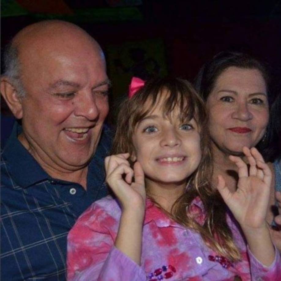 Desde que ocurrió la tragedia de sus padres, Maya vive con sus abuelos maternos en Orlando, Florida.