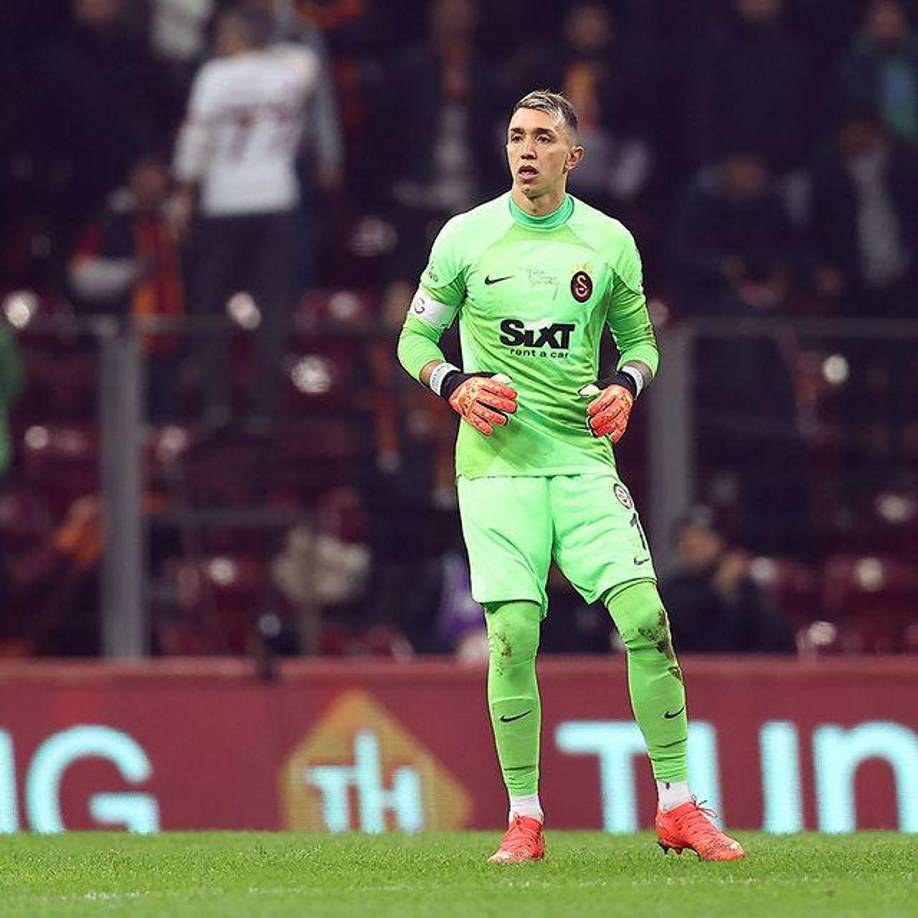 El periódico Yeni Akit publicó una declaración de Muslera que recogió Oda TV en donde habla de la situación: “DenizBank me llamó con frecuencia en diciembre con fines de inversión en 2022”.