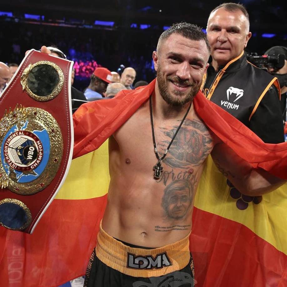 El ex campeón mundial de peso ligero en tres divisiones (WBA, WBO y WBC), regresó a su pueblo natal en Odesa para unirse al Batallón de Defensa Territorial. 