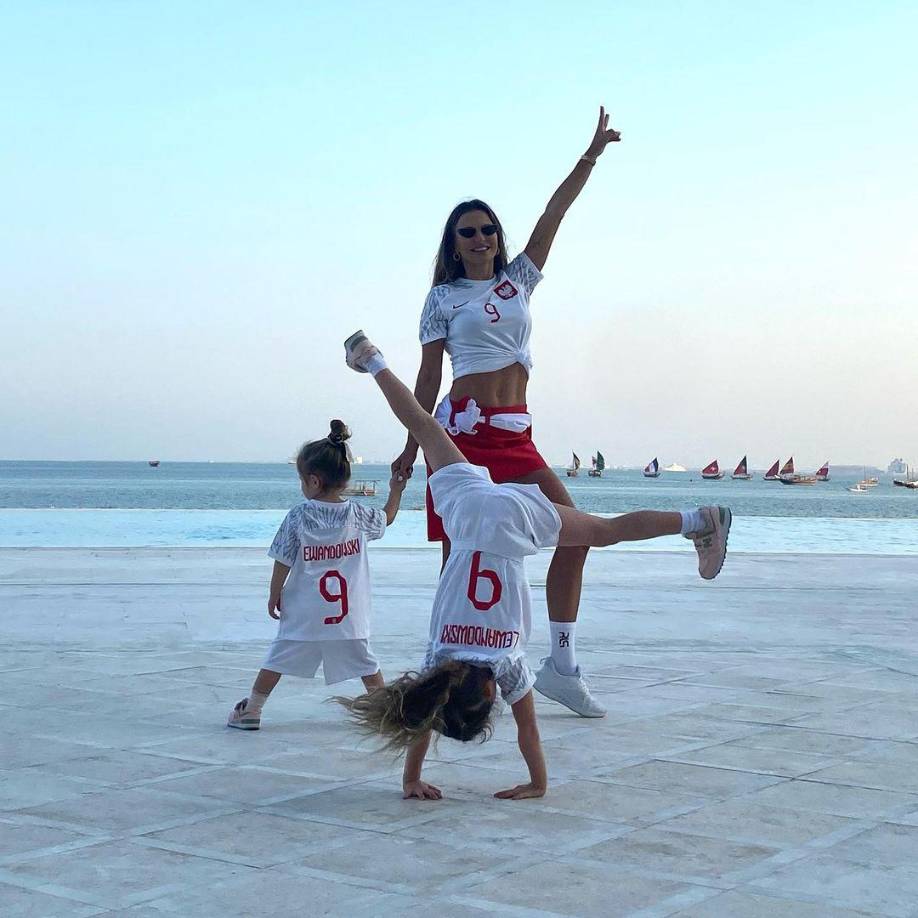 Anna Lewandowska en las afueras del estadio. La esposa de Lewandowski cautiva en Qatar.
