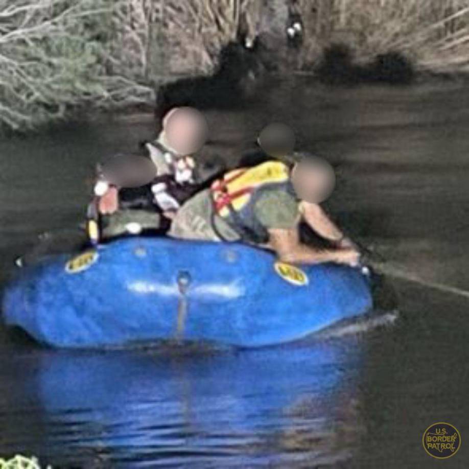 Los agentes de la Patrulla Fronteriza estadounidense rescataron a un grupo de migrantes que se quedó atrapado en el río el fin de semana.