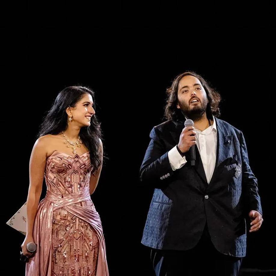 Al evento, que contó con la participación de Rihanna, acudieron las mayores estrellas de Bollywood y magnates como Bill Gates. Las celebraciones de la ‘preboda’ no se detuvieron allí. La pareja se embarcó en mayo en un lujoso crucero de cuatro días por el Mediterráneo con otros 1.200 amigos y familiares, que incluyó actuaciones de los Backstreet Boys, el DJ de David Guetta, Pitbull y Katy Perry, reveló la novia en una entrevista la revista Vogue.