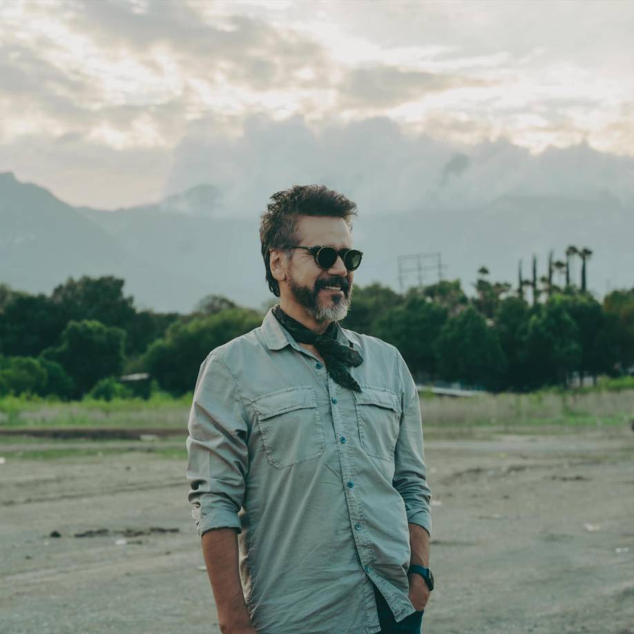 “En la sala de mi casa, sobre el piano, hay una foto mía. Hace días mientras pasaba frente a ella, sin pensarlo, me dirigí a mi imagen en la foto y le dije: Todo va a estar bien... confía. En el tema de la salud emocional, el último año ha sido difícil y debo reconocer que no estoy del todo bien”, inició Jesús Adrián Romero en su mensaje.