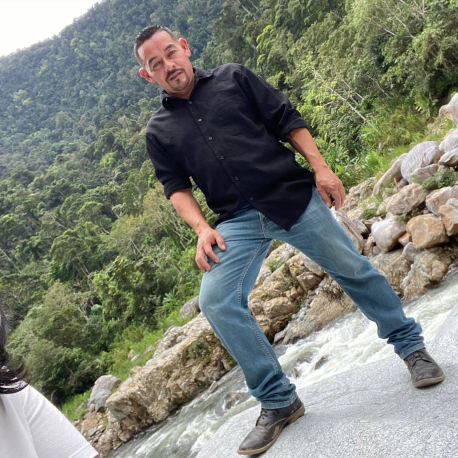 En las redes sociales circula un video en el que se ve a Elmer agonizando con una perforación en la espalda.