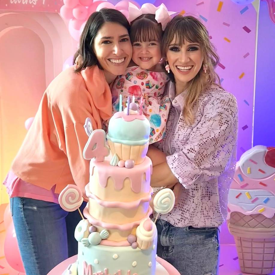 “No puedo creer que ya han pasado cuatro años desde que ésta princesa me hizo madre! Mathilda, gracias por regalarme los mejores cuatro años de mi vida y por llenar nuestra familia con tanta felicidad, luz y vida! Te amamos”, escribió Hanna en la cuenta oficial de Ha-Ash junto a las tiernas fotografías de cumpleaños de su hija. 