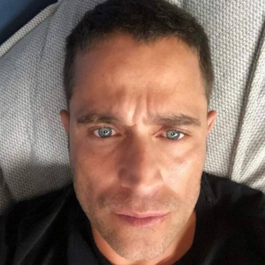 El más pequeño de los Reyes se ha convertido en todo un hombre. Así luce Michel Brown en la actualidad. Recientemente protagonizó al lado de Angelique Boyer la novela de Televisa 'Amar a muerte'.<br/>