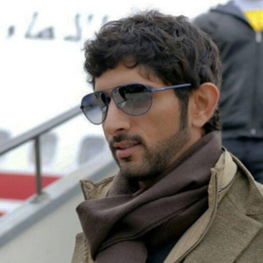 El príncipe fue educado en el Reino Unido donde se gradúo en Sandhurst y posteriormente en la Escuela de Economía de Londres.