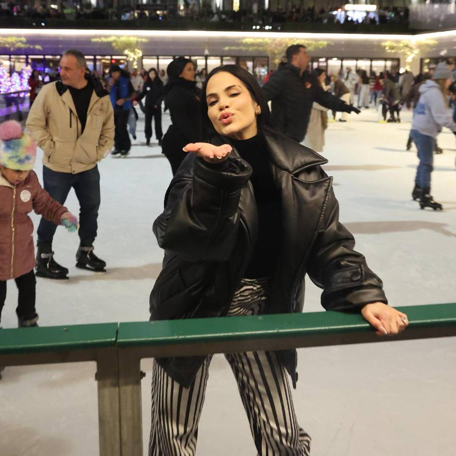 Su presencia en el evento llega luego del lanzamiento de sus sencillos de bachata ‘Tu Loca’ y ‘Escasez de Besos’. Aunque no se han revelado los detalles de su participación el popular desfile, se espera que Natti Natasha intérprete alguna de estas dos canciones.