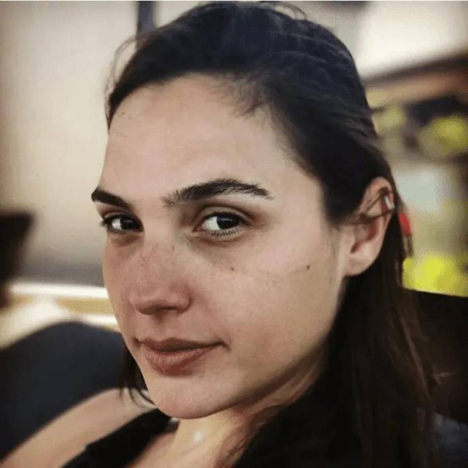 Gal Gadot es una actriz, productora y modelo israelí. A los 18 años ganó el título de Miss Israel 2004, con el cual representó a Israel en Miss Universo 2004. Además, se hizo famosa por su papel protagonista en Wonder Woman”. Ella es de las que más se muestra sin maquillaje en redes sociales, en donde no tiene ningún prejuicio de mostrar su cara al natural. Esta foto es moldeada con IA, pero sin duda encontrarás otra foto real similar a esta. 