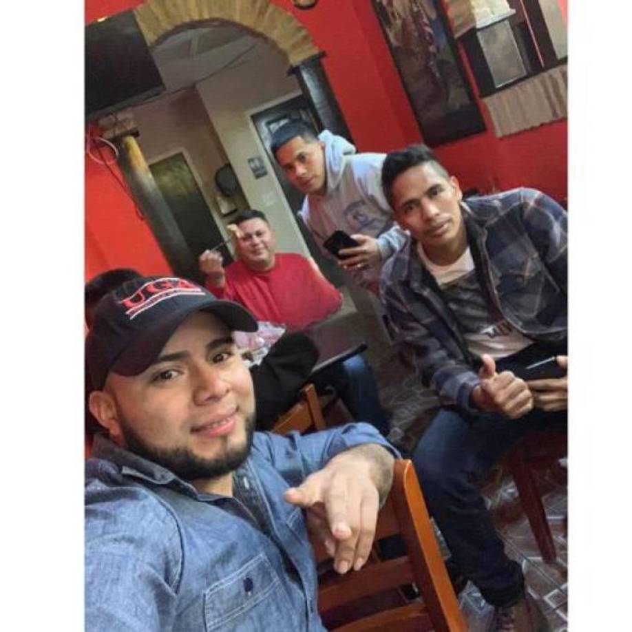 Su mejor amigo era Wilson Muñoz (el de gorra) y dijo que “Mi hijo está vivo gracias a Marvin, pero perdí a alguien que era más que un amigo para mí. Era mi hermano, mi mayor apoyo, la persona más especial del mundo”.