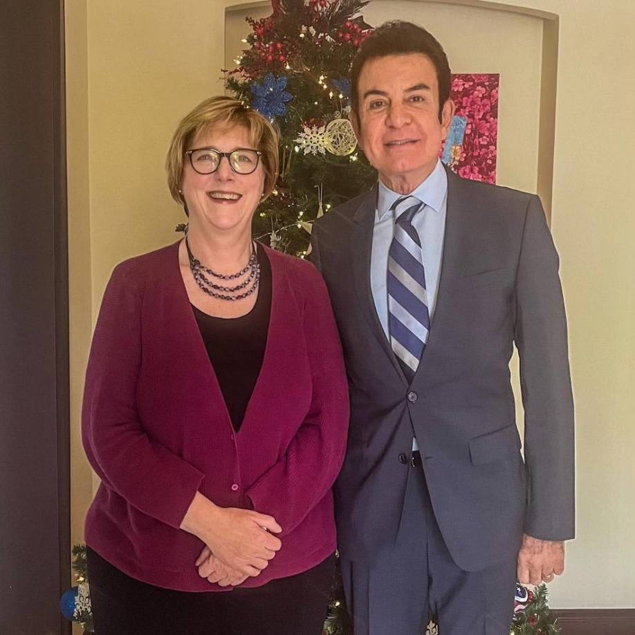 Según la misión diplomática, estos encuentros buscan conocer las propuestas de los precandidatos y destacar la importancia de garantizar elecciones <b>libres, justas, transparentes y pacíficas</b> en el país. 