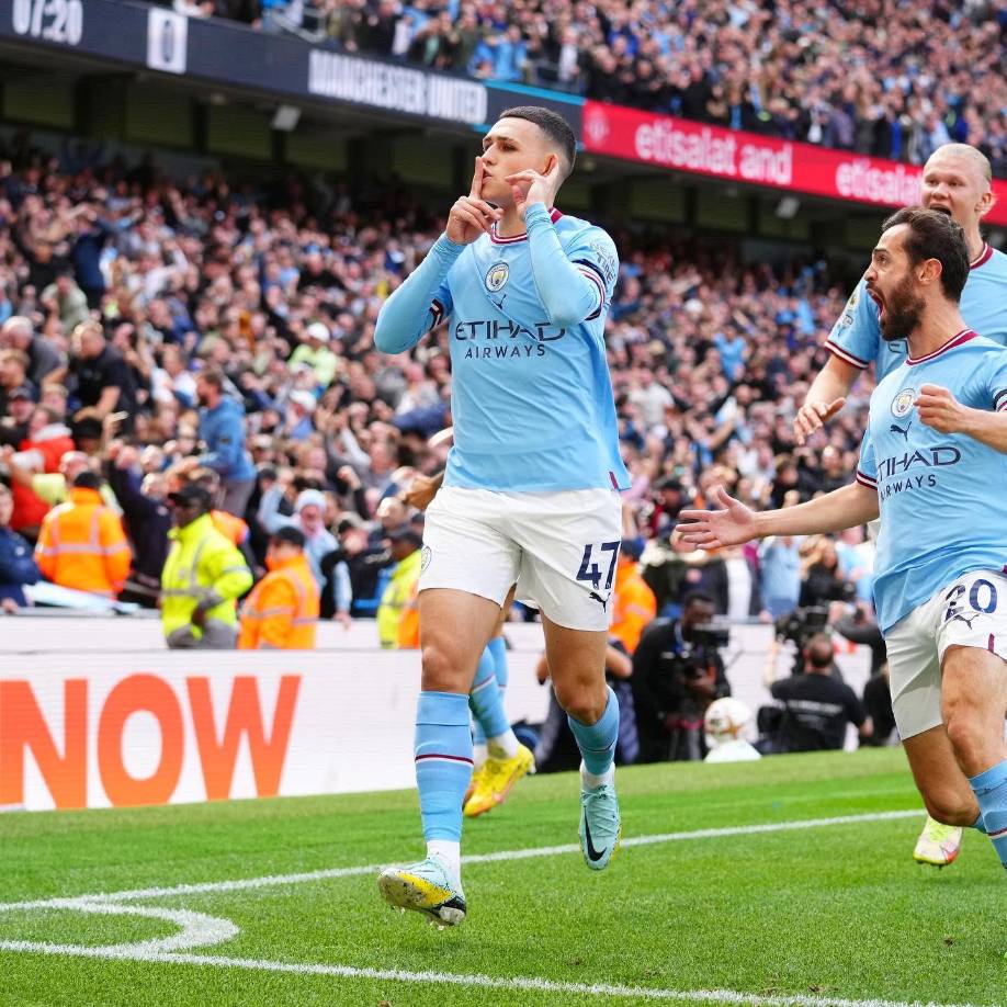 Así celebró Phil Foden uno de sus goles contra el Manchester United.